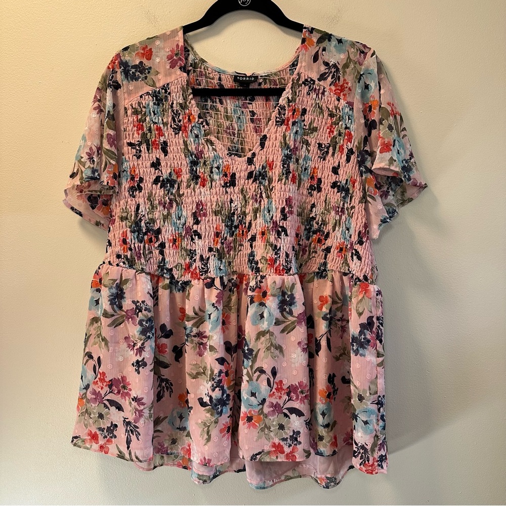 Torrid Women’s Pink V-Neck Peplum Chiffon Click Dot Smocked Floral Top Sz 3X - Picture 2 of 7